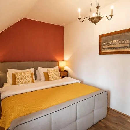 Der Schlosswirt Zu - Biedermeierhotel Und Restaurant 4*