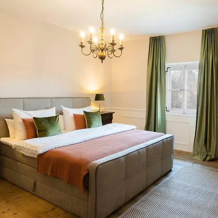Der Schlosswirt Zu - Biedermeierhotel Und Restaurant Hotel 4*