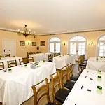 Hotel Der Schlosswirt Zu - Biedermeierhotel Und Restaurant 4*