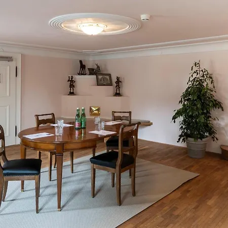 מלון Der Schlosswirt Zu - Biedermeierhotel Und Restaurant 4*