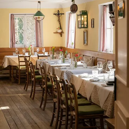 Hotel Der Schlosswirt Zu - Biedermeierhotel Und Restaurant 4*