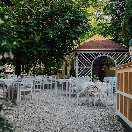 酒店 Der Schlosswirt Zu - Biedermeierhotel Und Restaurant 4*