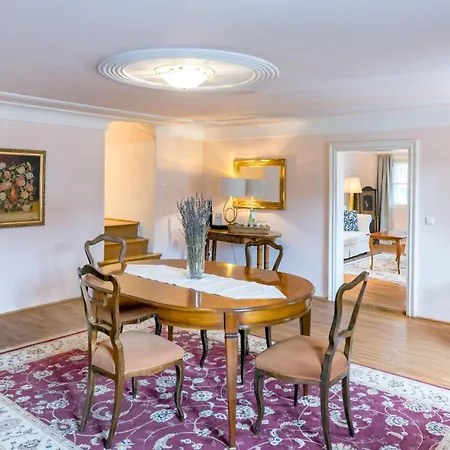 Der Schlosswirt Zu - Biedermeierhotel Und Restaurant אניף