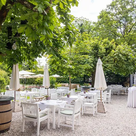 מלון Der Schlosswirt Zu - Biedermeierhotel Und Restaurant אניף