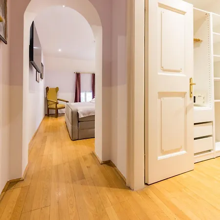 Der Schlosswirt Zu - Biedermeierhotel Und Restaurant 4*