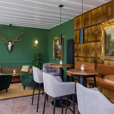 Der Schlosswirt Zu - Biedermeierhotel Und Restaurant 4*