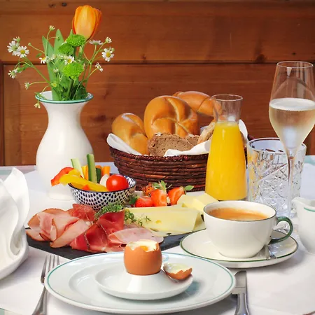 Der Schlosswirt Zu - Biedermeierhotel Und Restaurant 4*