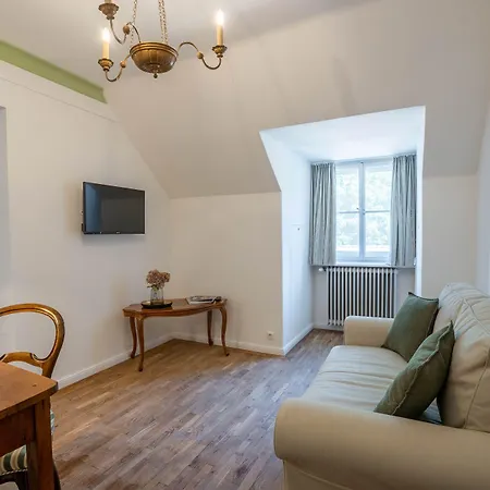 Der Schlosswirt Zu - Biedermeierhotel Und Restaurant 4*