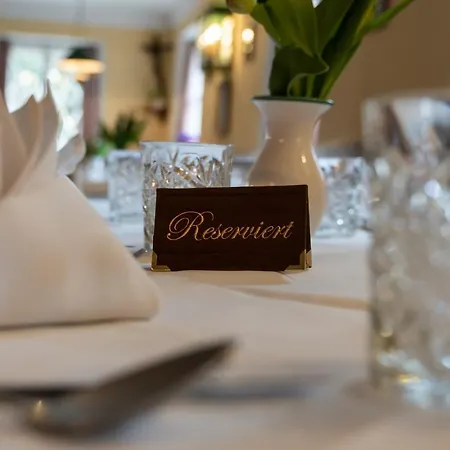 Der Schlosswirt Zu - Biedermeierhotel Und Restaurant מלון